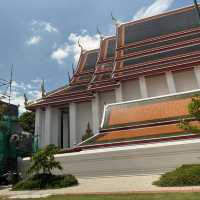 ขับรถพาแม่ทัวร์วัดพระแก้วและวัดโพธิ์