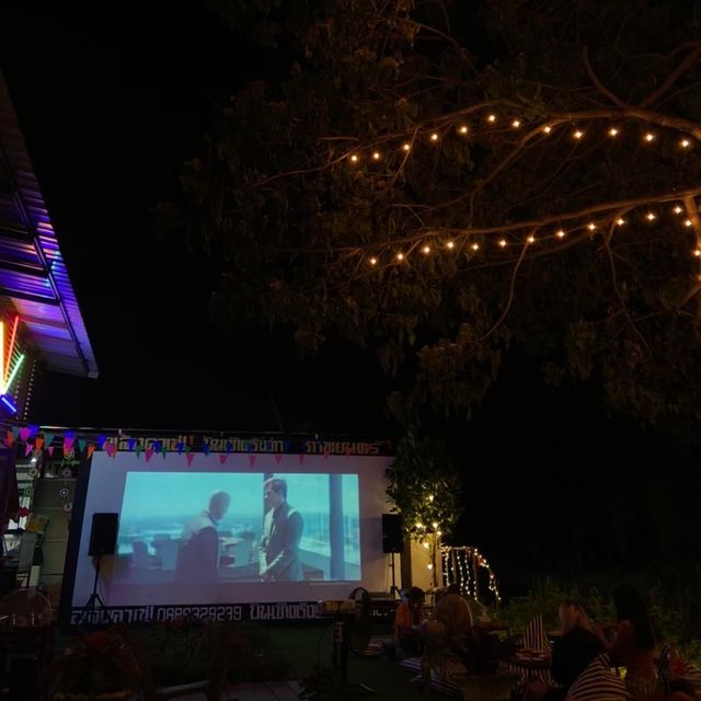  อูเล้งคาเฟ่ (Ouleng Cafe)​ ดูหนังกลางแปลงจอใหญ่!!