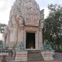 กราบไหว้ศาลหลักเมือง​