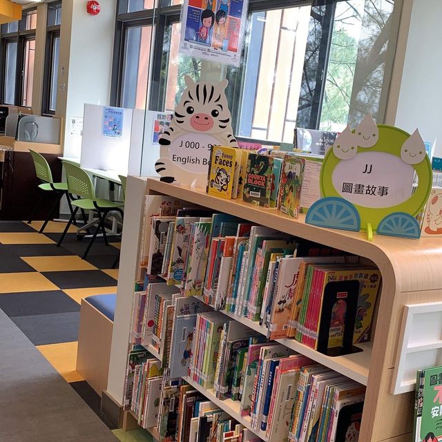 有海景的圖書館