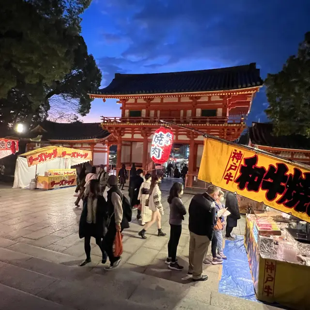 京都晚上景點｜八阪神社，好像小型夜市，販賣著各種道地小吃