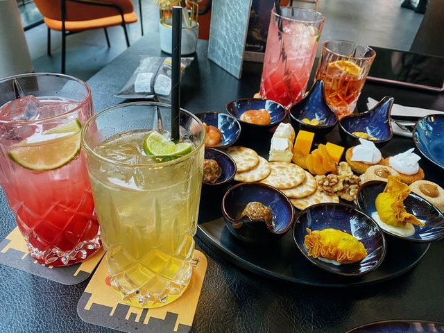 The Lounge @ Quincy Hotel - Open 24-Hour