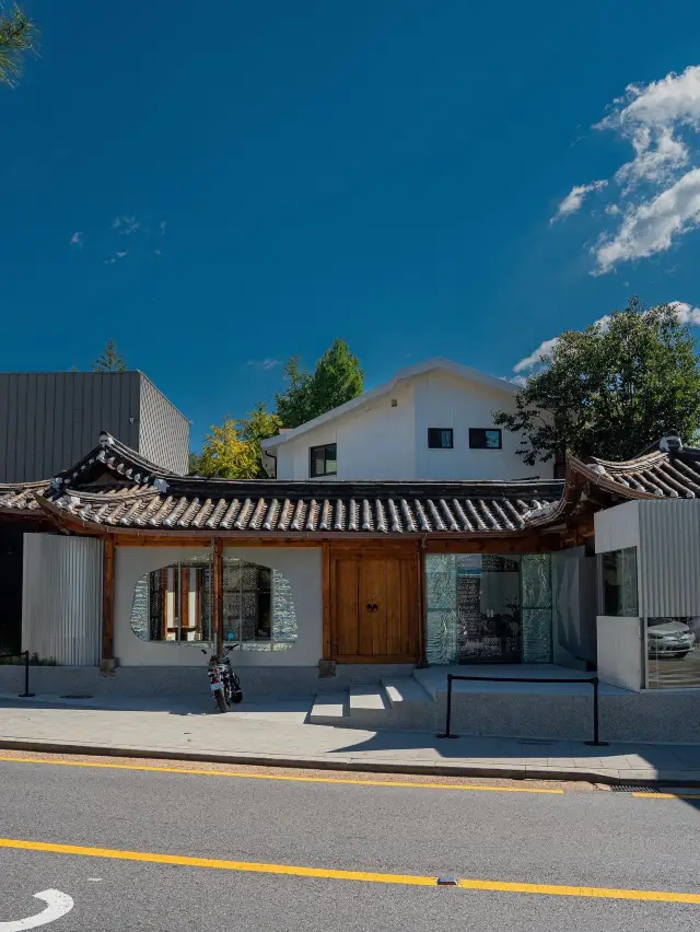 The cafe that demonstrated the coexistence of the past and the present, 'Deus Cafe Samcheong'. 🏰🌇🍵