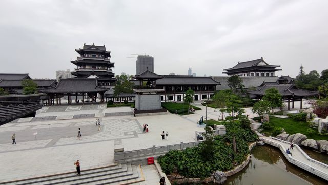 "The main building of the Quyi Garden, where performers soar like birds and fly like wings."