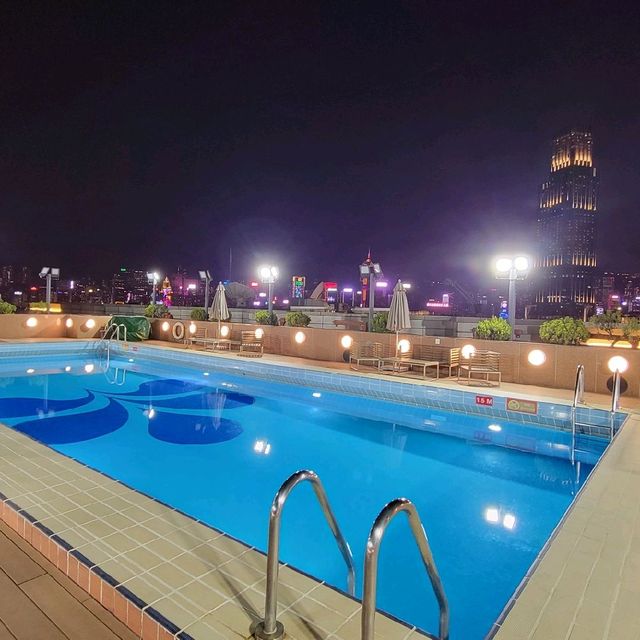 盡情曬太陽的露天泳池