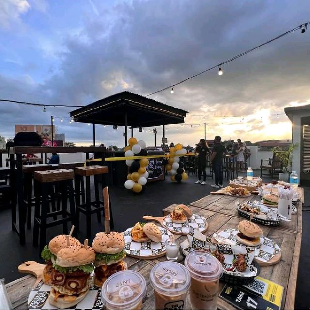 🤫 SECRET ROOFTOP BURGER BAR & COFFEE PLACE