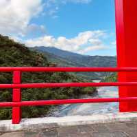 紅葉大橋｜山中的溪谷中紅色大橋