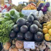 地元の野菜や花がいっぱい Hilo Farmers Market