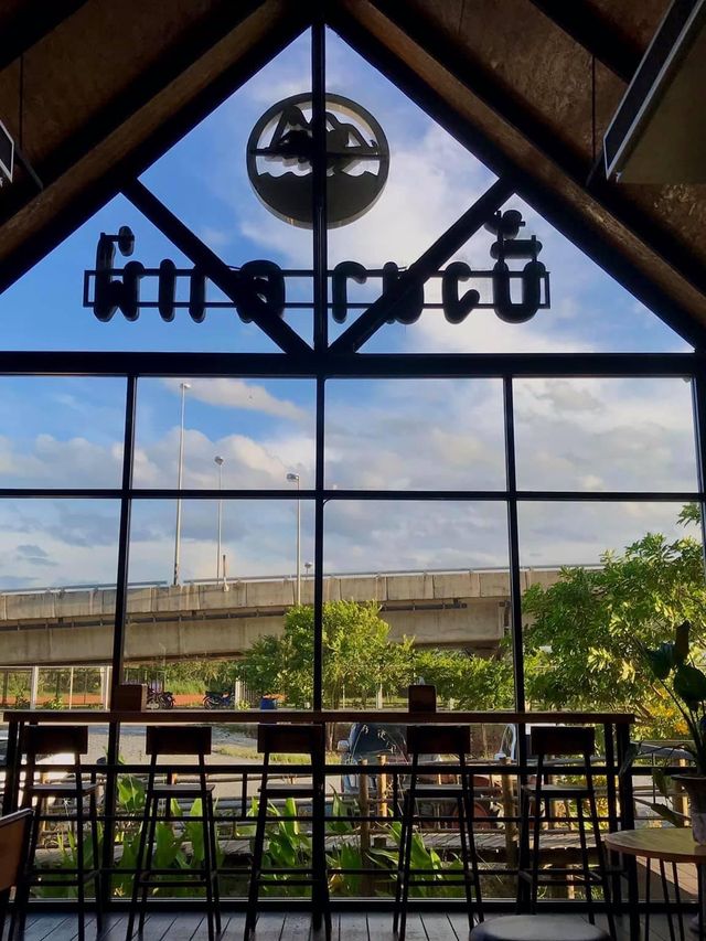 บิ้งนา คาเฟ่ คาเฟ่ท่ากลางหุบเขา 🏔☕️