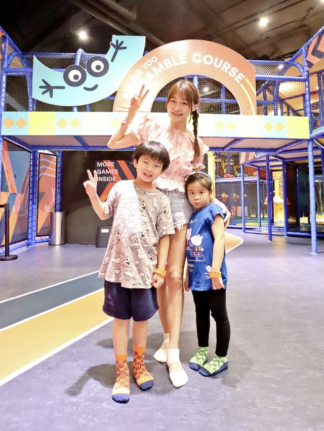 🤩超過 10,000 平方英尺嘅室內親子放電遊戲場所Sooper Yoo🤩 早前帶埋姪仔姪女率先試玩香港堅尼地城西寶城的 Sooper Yoo！嘩！嘩！嘩！一入場兩隻馬騮🐒就失控跑咗去😅 So