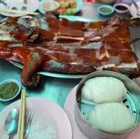 曼谷地道著名燒乳豬 極鬆化脆皮 必食