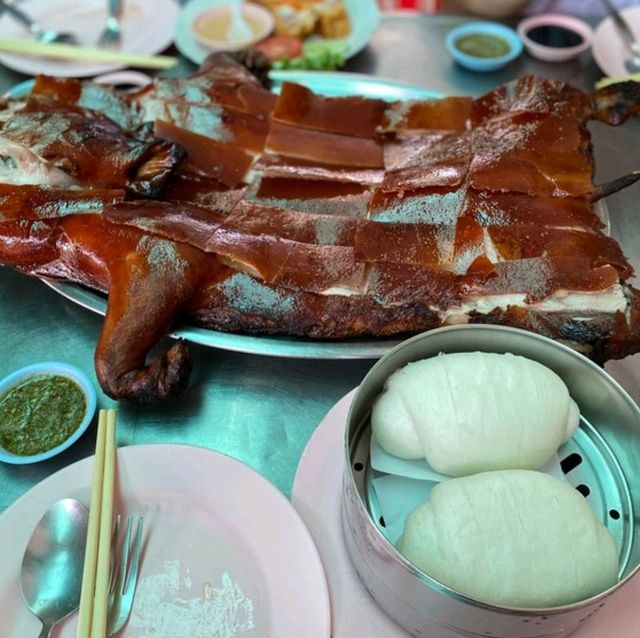 曼谷地道著名燒乳豬 極鬆化脆皮 必食