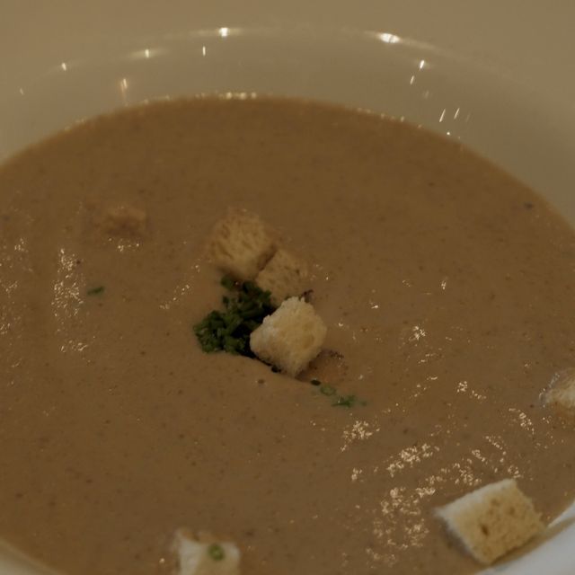 坐擁180度海景西餐，肉眼扒和薯蓉出色