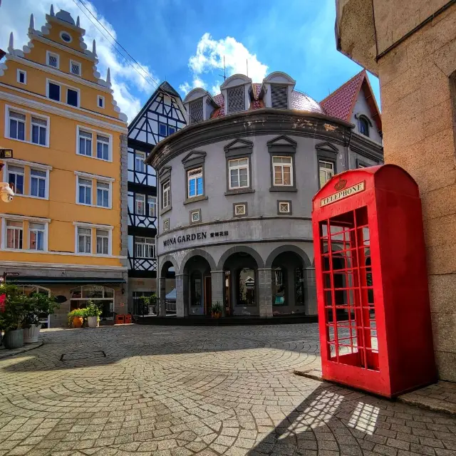 European street in the heart of the city. 🏙 