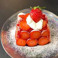 딸기 케이크가 유명한 디저트 카페🍓