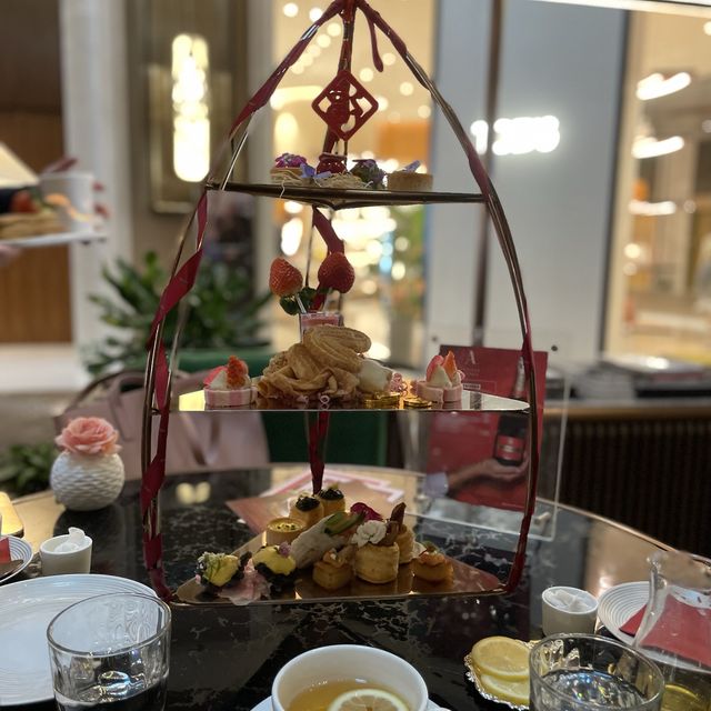 high-tea at the mall 每次行過都比佢哋啲香味吸引咗…. 