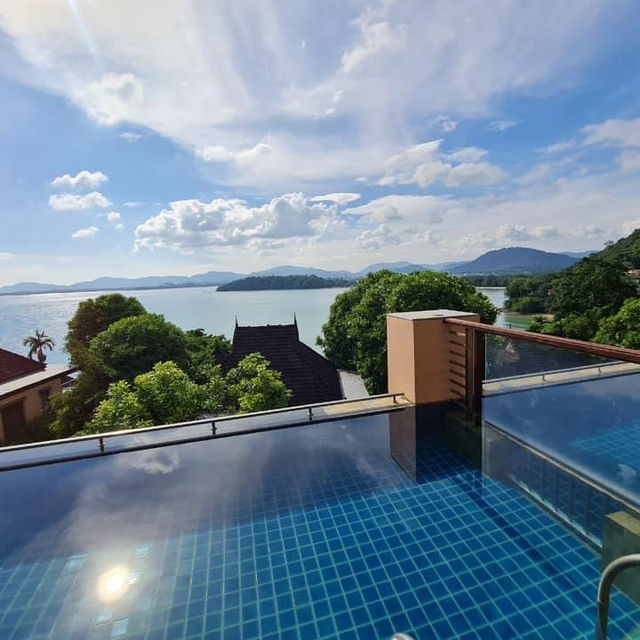 โรงแรมหรูในจังหวัดภูเก็ตติดทะลตั้งอยู่บนภูเขา 
