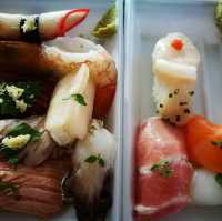 海豚天堂🐬人氣熱點@海鮮屋台街🎏 新鮮生魚片握壽司🍣
