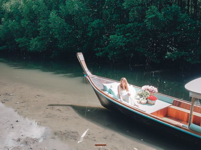 ล่องเรือส่วนตัวชมธรรมชาติของป่าโกงกางและเขาขนาบน้ำ