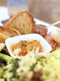 奶白色同木系為主調 Cafe