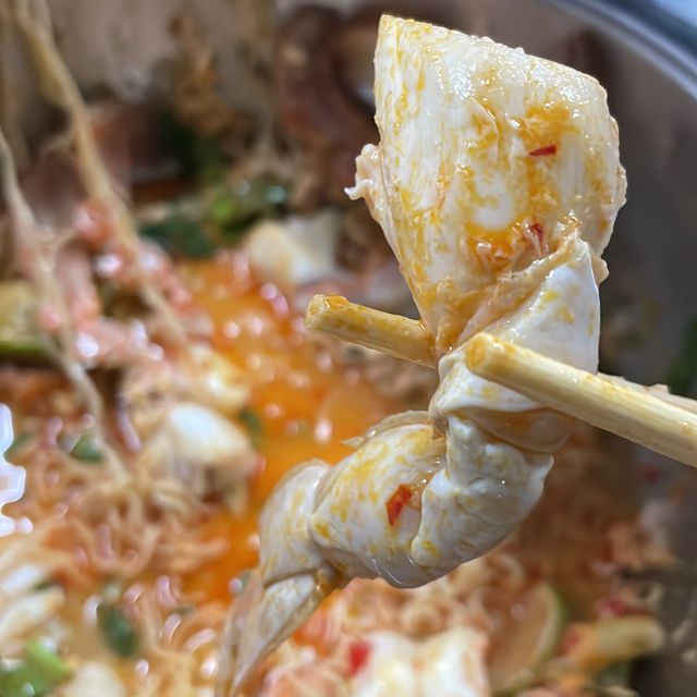 兩個人挑戰最大份既米芝連mama面 ，  D蟹真係啖啖肉