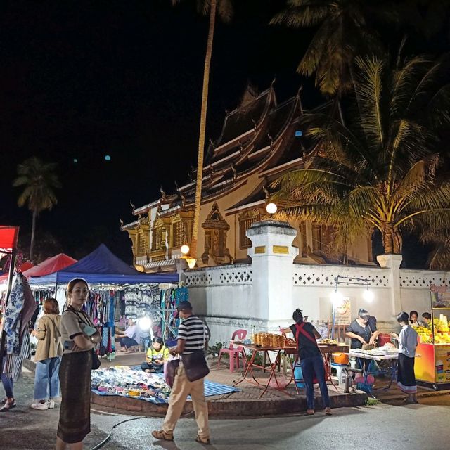 เดินเที่ยวตลาดมืด หลวงพระบาง