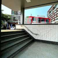 ทางเท้าสไตล์ทางขึ้น-ลง สถานีรถไฟใต้ดินแบบญี่ปุ่น