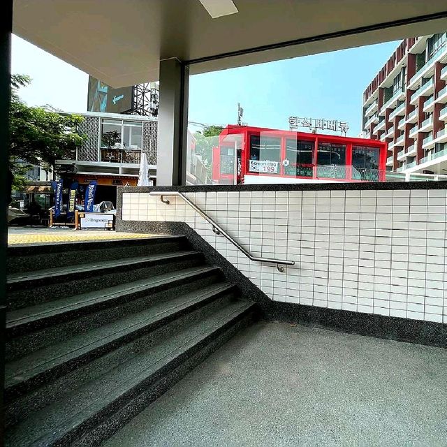ทางเท้าสไตล์ทางขึ้น-ลง สถานีรถไฟใต้ดินแบบญี่ปุ่น