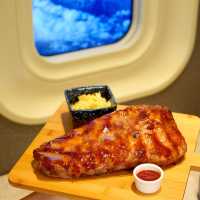 今次介紹比你呢間係新開的CABIN CREW COFFEE，以航空為主題，有侯機室+飛機艙做室內裝潢，勁啱打卡，最特別係卡位有飛機窗，打開見到富士山，係度影返張相扮去旅行都正啦！