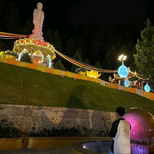 Ba Vàng sống cả ngày lẫn đêm. 