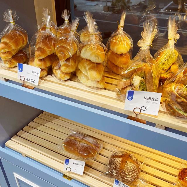 金成真烘焙坊｜一間裝潢配色清爽漂亮的麵包店