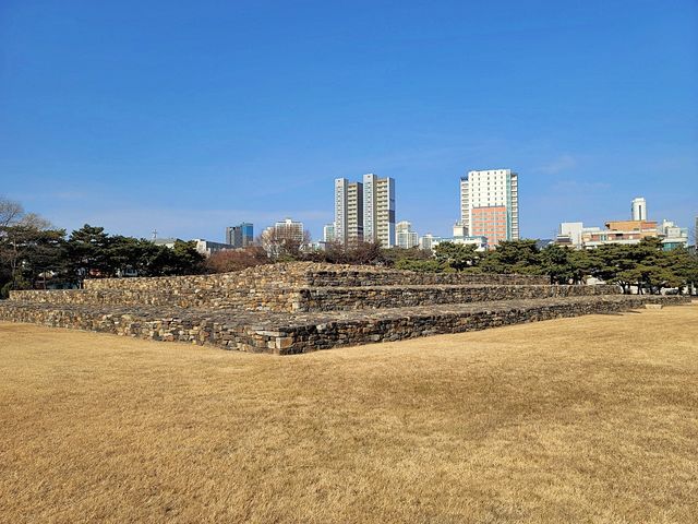 롯데타워가 정면에, 석촌동 고분군