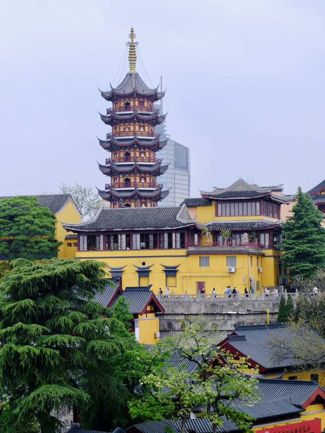 The wise do not enter the river of love, young people worship Buddha for wealth, and Nanjing has accurate and spiritual places to seek wealth.