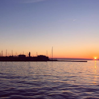 夕陽下的意大利海邊城市里雅斯特 