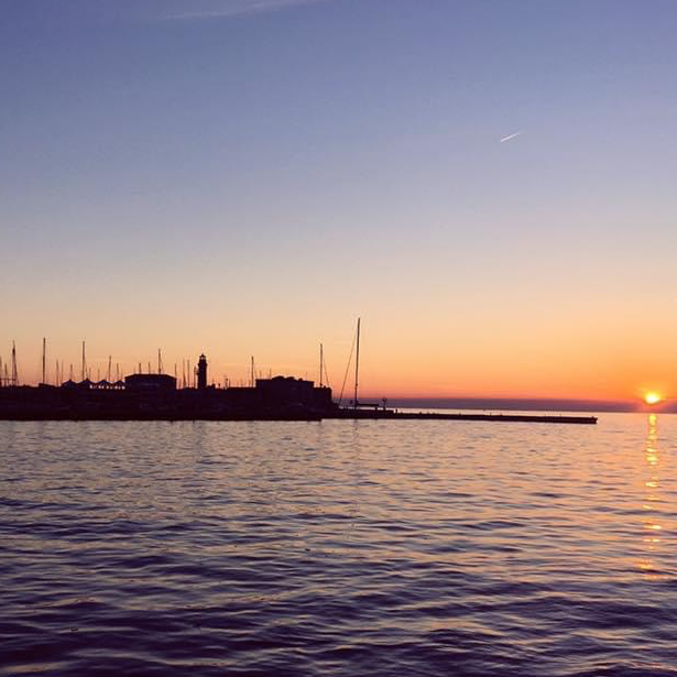 夕陽下的意大利海邊城市里雅斯特 