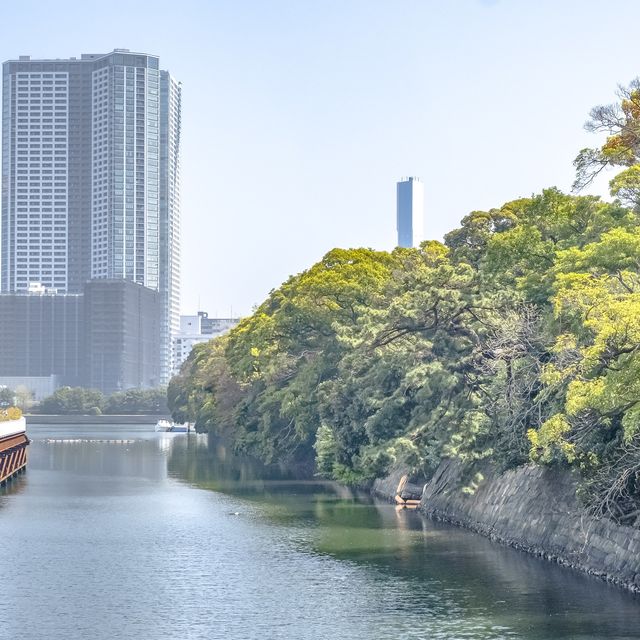 春の浜離宮の入り口