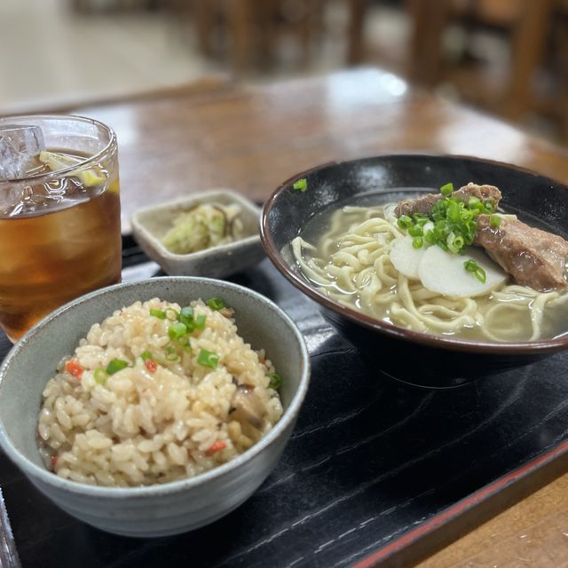 沖縄そば人気店【いーばる家】