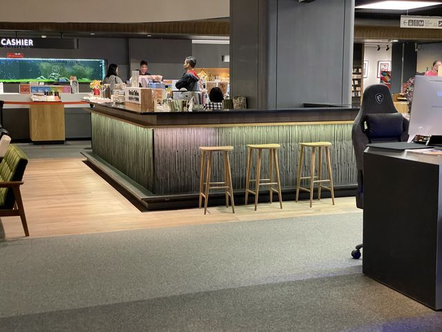 法亞咖啡廳 位於地下室的書店內