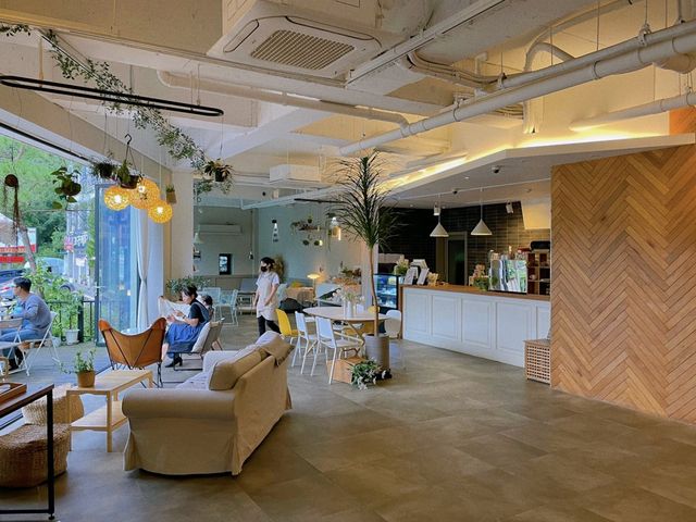 숲뷰 캠핑느낌의 숙소겸 카페 ‘PLACE64'