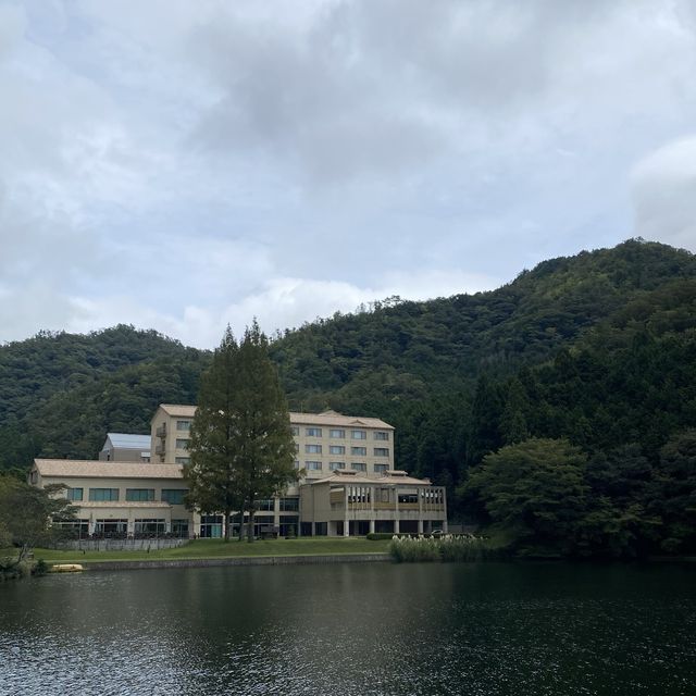 湖のあるホテル