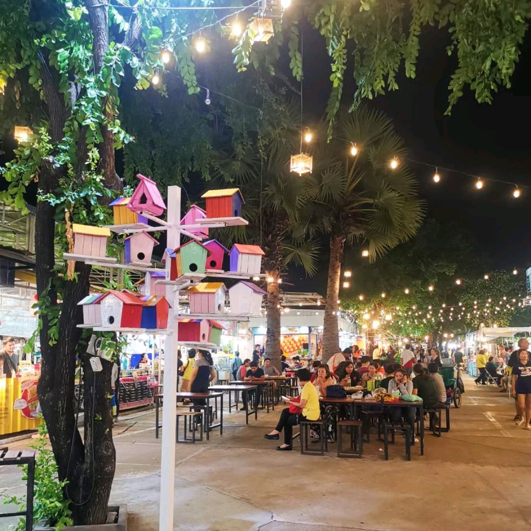 ตลาดต้นตาลแหล่งช้อปปิ้งยามค่ำคืนในเมืองขอนแก่น | Trip.com ขอนแก่น ตลาดต้นตาลแหล่งช้อปปิ้งยามค่ำคืนในเมืองขอนแก่น | Trip.Com ขอนแก่น
