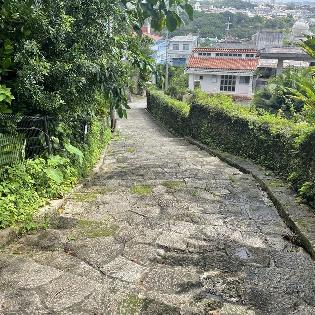 首里城まで続く石畳道をゆっくりと歩く