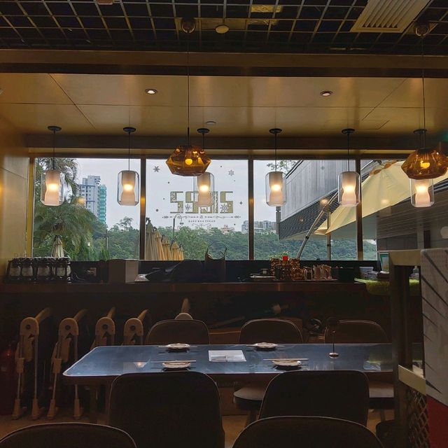 金玡居餐廳的戶外平台，假日寵物親子歡樂餐聚！