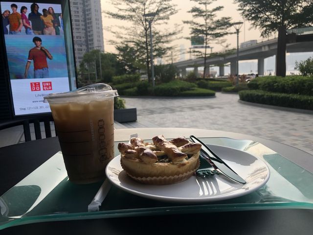 A mix of Shopping and Dining Options at Harbourfront Promenade.   