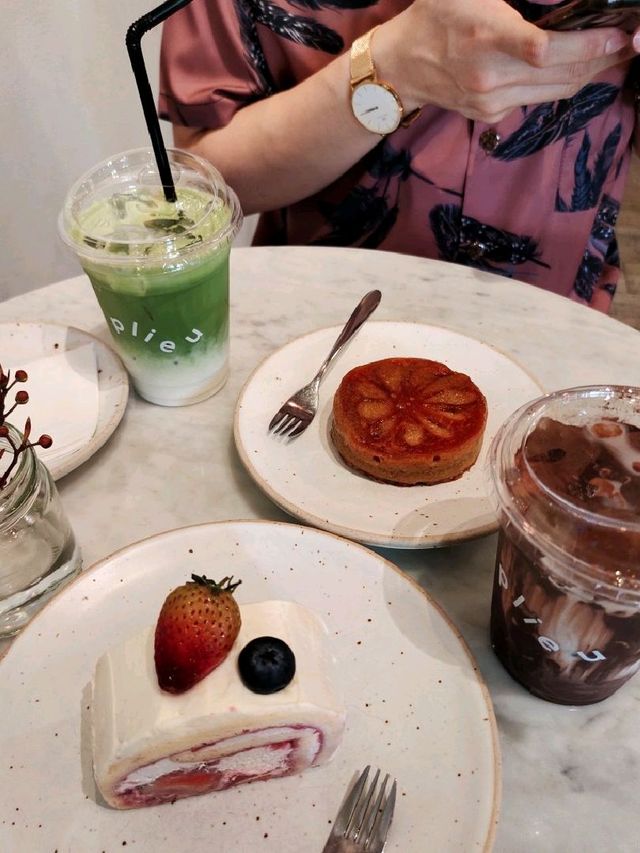 Plieu café สไตล์มินิมอล บรรยากาศอบอุ่น 