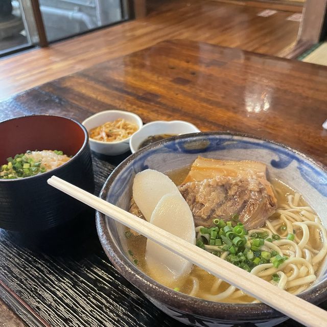 沖縄そばと海産物料理の店 楚辺
