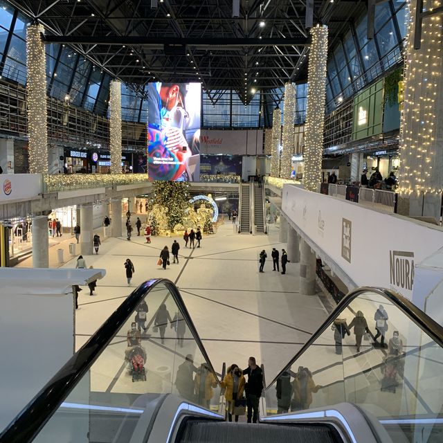 파리와 전혀다른 분위기의 La Defense