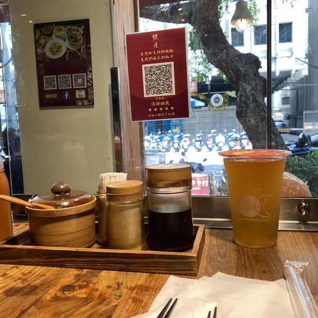 《台北》雙月食品社 青島店！