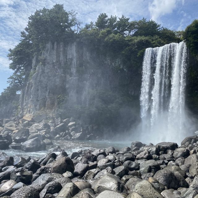 Waterfall flowing towards ocean(Jeongbang)