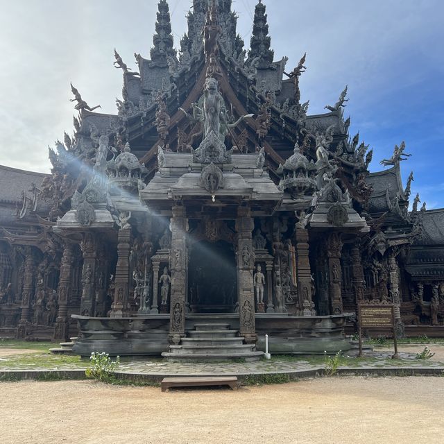 【タイ/パタヤ】全て手彫りの木造彫刻、タイのサグラダファミリア「サンクチュアリオブトゥルース」